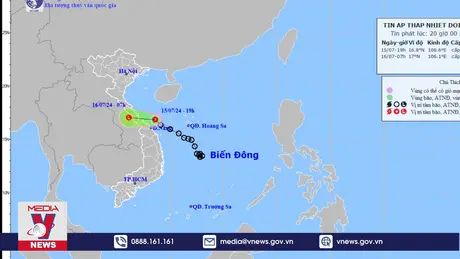 Áp thấp nhiệt đới áp sát đất liền Huế - Quảng