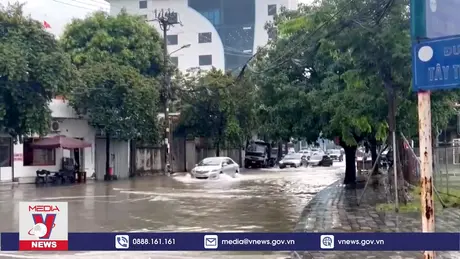 Mưa lớn gây ngập lụt nhiều tuyến đường tại Ninh Bình