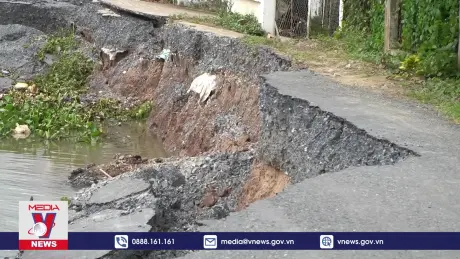 Sạt lở gây chia cắt giao thông ở Đồng Tháp