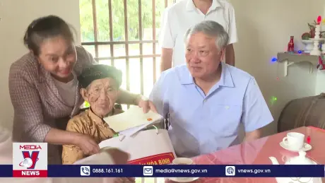 Thăm, tặng quà gia đình chính sách tại Quảng Nam