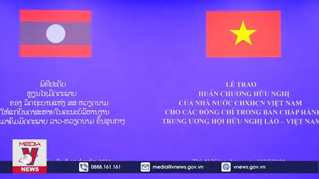 Trao tặng Huân chương cho Hội Hữu nghị Lào - Việt Nam