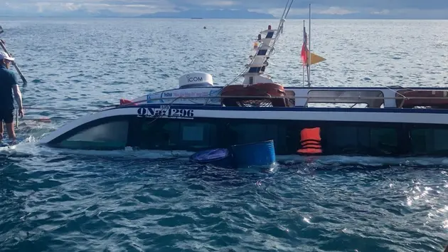 Cứu nạn 23 thuyền viên, hành khách bị chìm cano ở Cù Lao Chàm