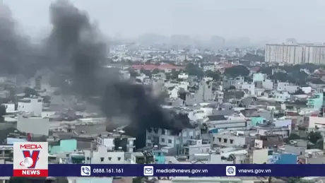 Giải cứu 11 người khỏi vụ cháy công ty sản xuất mũ bảo hiểm