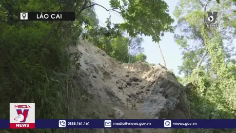 Sạt lở gây ách tắc đường lên Sa Pa, Lào Cai