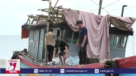 Quảng Bình kịp thời hỗ trợ các tàu cá gặp nạn trên biển