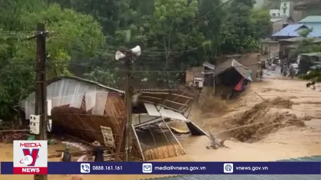 Lũ quét cuốn trôi nhà dân ở huyện miền núi Thanh Hóa 