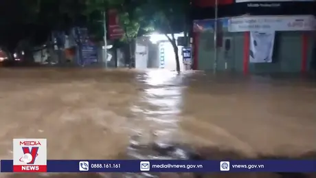 Cận cảnh nước lũ cuộn chảy như sông trên đường phố ở Sơn La