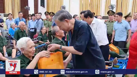 Chủ tịch nước thăm thương bệnh binh trong trung tâm điều dưỡng