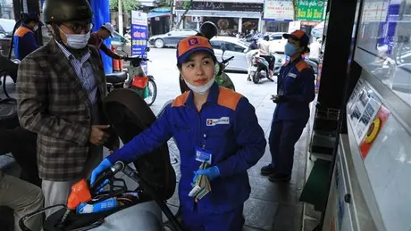 Giá xăng giảm lần thứ 3 liên tiếp, xăng RON 95-III về dưới 23.000 đồng/lít