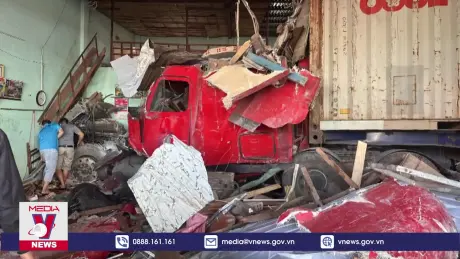 Xe container lao vào nhà dân ven đường Hồ Chí Minh, 3 người tử vong