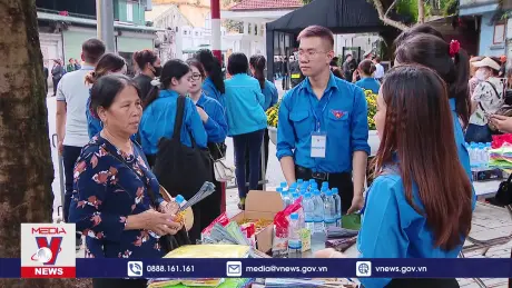 Tình nguyện viên hỗ trợ người dân tại Lễ Quốc tang Tổng Bí thư