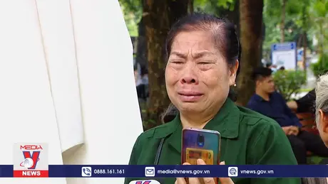 Người dân xếp hàng chờ viếng Tổng Bí thư Nguyễn Phú Trọng