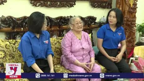 Cụ bà 80 tuổi góp tiền tiết kiệm tu sửa Đài Liệt sỹ