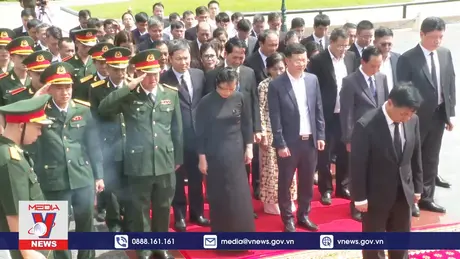 Dâng hương tri ân các anh hùng liệt sỹ tại Campuchia