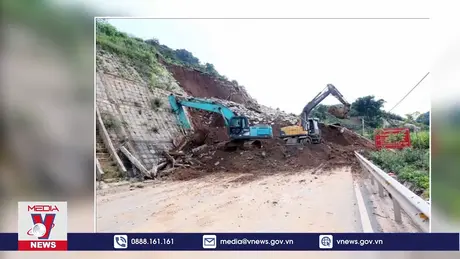 Hàng nghìn m3 đất đá sạt xuống đường tránh TP Sơn La