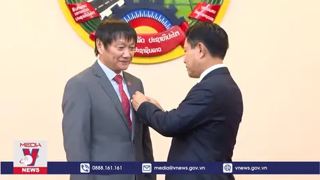 Trao tặng Huân chương Itxala cho Đại sứ Việt Nam tại Lào