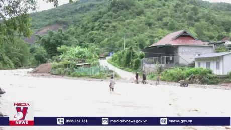 Giao thông miền núi Nghệ An bị chia cắt do mưa lũ
