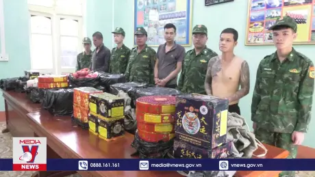Triệt phá đường dây vận chuyển pháo qua biên giới