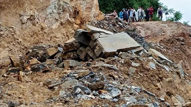 Đá lăn khiến hai bố con tử vong tại Hà Giang