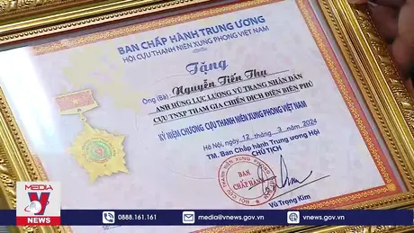 Trao kỷ niệm chương cho Anh hùng lực lượng vũ trang nhân dân Nguyễn Tiến Thụ