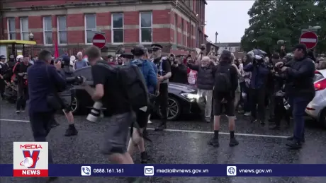 Biểu tình bạo lực tiếp tục lan rộng tại Anh sau vụ đâm dao