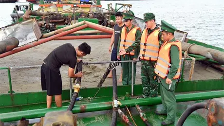 Hải đoàn Biên phòng 18 tạm giữ 2 tàu chở cát không rõ nguồn gốc