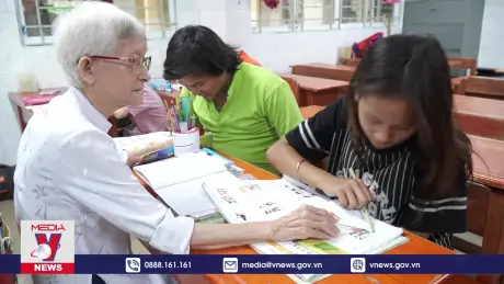 Lớp học xóa mù chữ cho trẻ em nghèo, khuyết tật của cụ bà U80