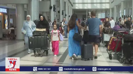 Khách xếp hàng dài tại sân bay Beirut để rời Lebanon