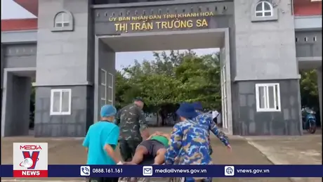 Cấp cứu ngư dân bị tai nạn lao động trên biển Trường Sa