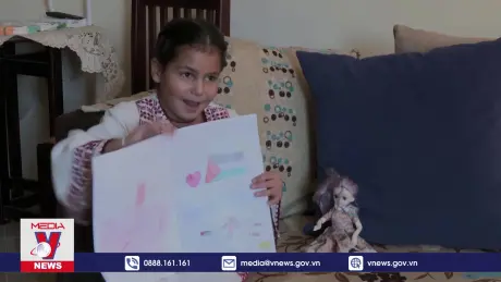 Cô bé Palestine làm chuỗi hạt cườm với ước mơ tái thiết Gaza