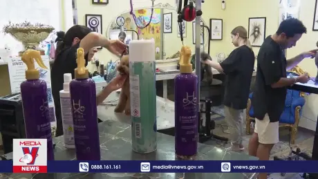 Tranh cãi nước hoa đắt tiền cho thú cưng