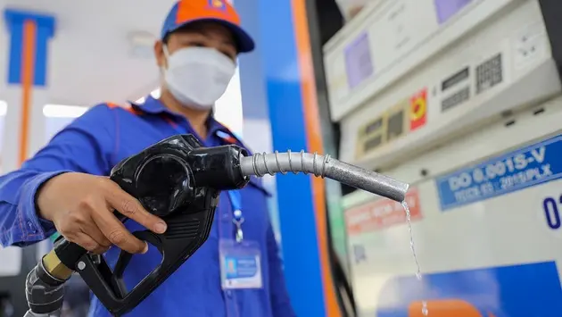 Giá xăng giảm mạnh, RON 95 xuống dưới 22.000 đồng/lít