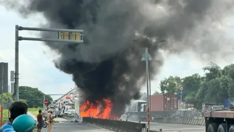 Gần chục ô tô tông nhau, bốc cháy dữ dội gần cầu Phú Mỹ