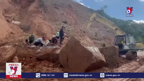 Sạt lở đèo Tà Pứa gây ách tắc giao thông