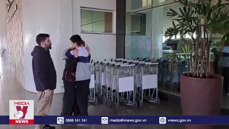 Người thân nạn nhân tuyệt vọng tìm kiếm thông tin máy bay Brazil gặp nạn