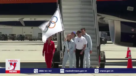 Cờ Olympic đến Los Angeles