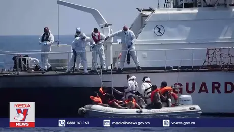 Giải cứu hơn 100 người di cư ở ngoài khơi Italy