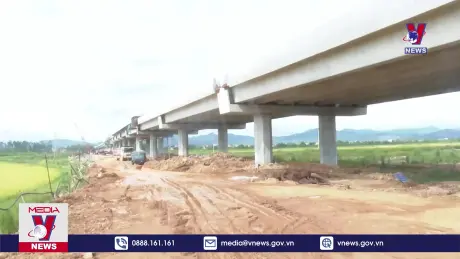 Hợp long cầu bắc qua sông Gianh trên tuyến cao tốc Bắc - Nam