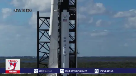 Tàu vũ trụ chở người đầu tiên sẽ bay qua các cực Trái Đất