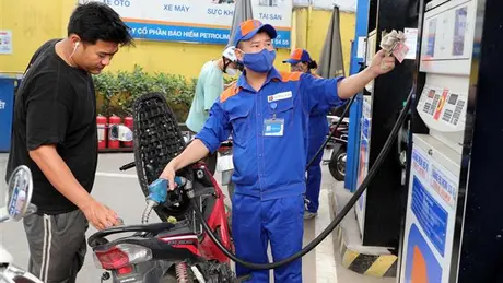 Giá xăng dầu tăng nhẹ sau 5 lần giảm
