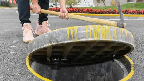 Bắt hai đối tượng chuyên trộm nắp cống để bán sắt vụn