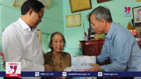 Phó Chủ tịch Quốc hội Trần Quang Phương thăm và tặng quà tại Quảng Trị