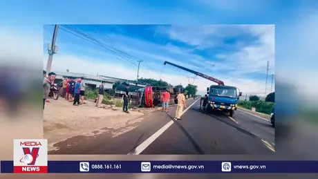 Xe khách “phơi bụng”, hàng chục hành khách thoát nạn