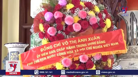 Phó Chủ tịch nước Võ Thị Ánh Xuân dâng hương tưởng nhớ Chủ tịch Tôn Đức Thắng