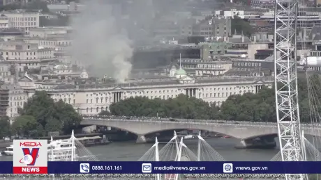Anh khống chế đám cháy tại trung tâm nghệ thuật lịch sử