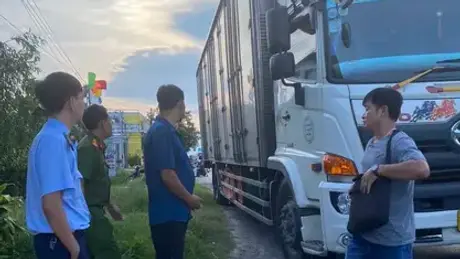 Phát hiện, tạm giữ hơn 9.000 bao thuốc lá nhập lậu vận chuyển trong xe tải từ Nam ra Bắc tiêu thụ