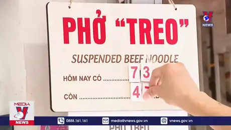 Quán phở 'treo' giữa phố cổ Hà Nội