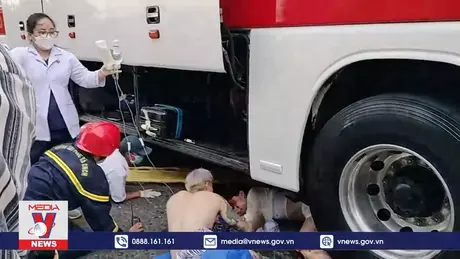 Cứu nạn du khách mắc kẹt dưới gầm xe 45 chỗ