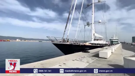 Italy tìm kiếm người mất tích sau vụ chìm siêu du thuyền