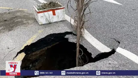 Quảng Ninh xuất hiện hố tử thần trên quốc lộ 18